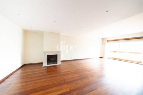 Arrendamento | Apartamento T3+1 na Av. São Gonçalo, no coração da cidade de Guimarães