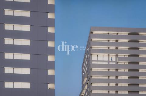 Apartamento T4 inserido no Condomínio Privado ´Stratá