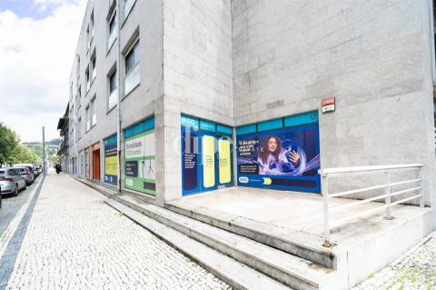 Loja com 94m2 para arrendamento no centro histórico de Guimarães