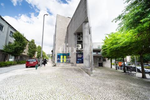 Loja com 94m2 para arrendamento no centro histórico de Guimarães
