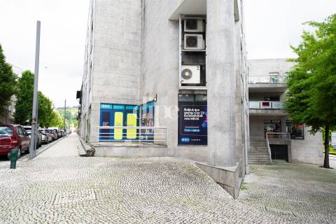 Loja com 94m2 para arrendamento no centro histórico de Guimarães