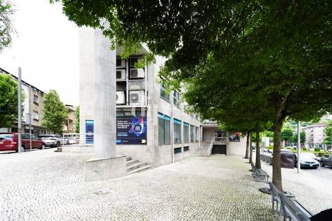 Loja com 94m2 para arrendamento no centro histórico de Guimarães