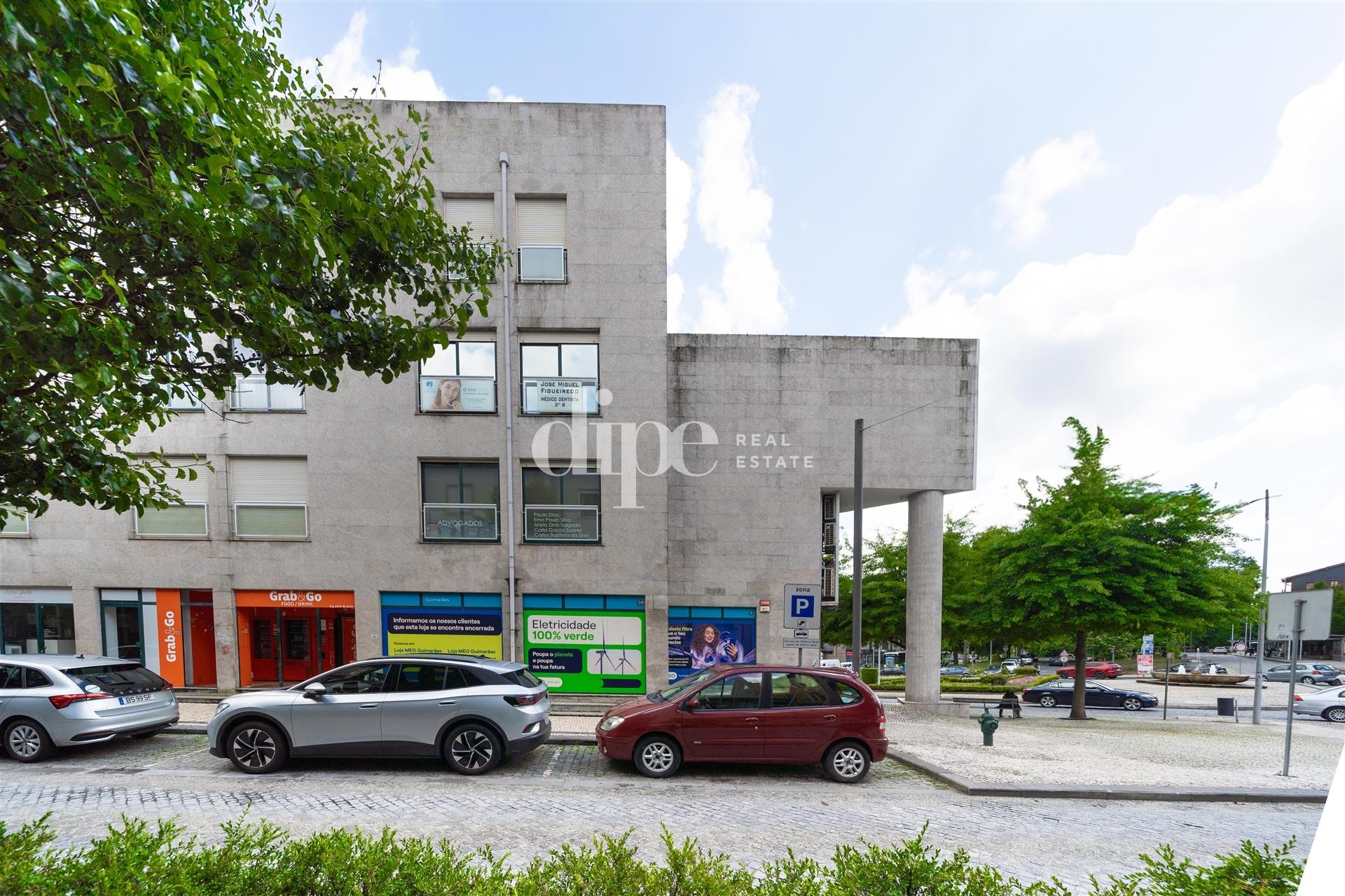 Loja com 94m2 para arrendamento no centro histórico de Guimarães