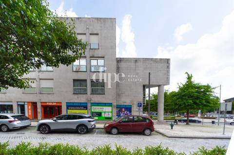 Loja com 94m2 para arrendamento no centro histórico de Guimarães