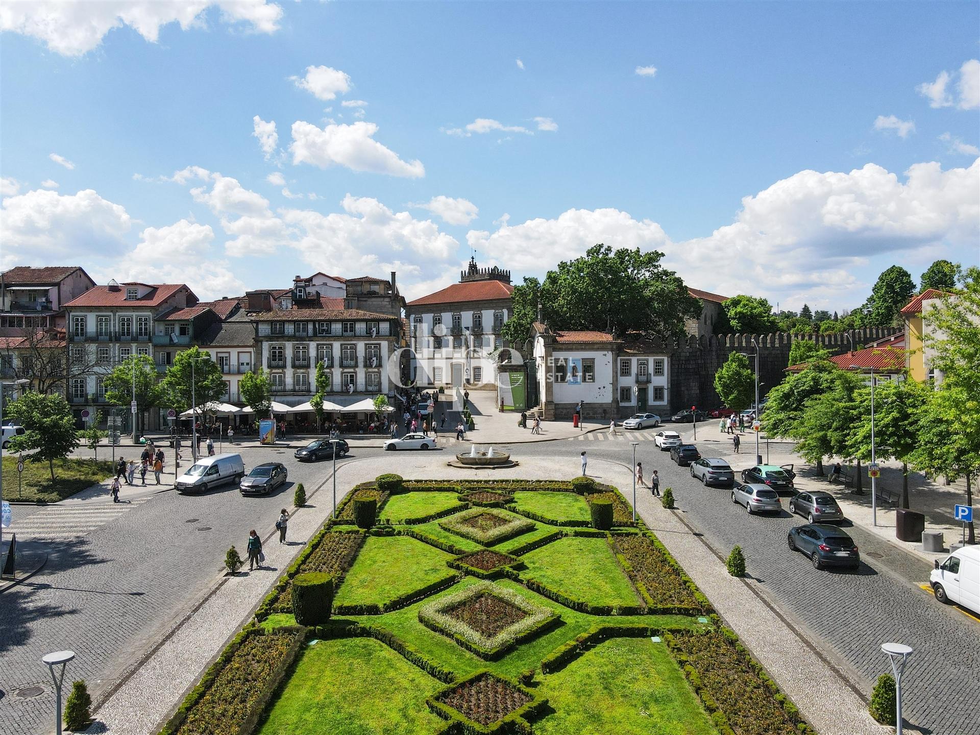 Loja com 94m2 para arrendamento no centro histórico de Guimarães