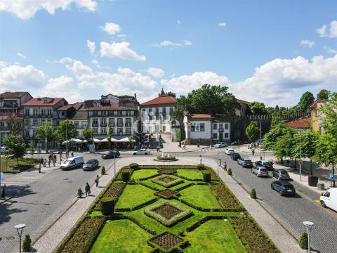 Loja com 94m2 para arrendamento no centro histórico de Guimarães
