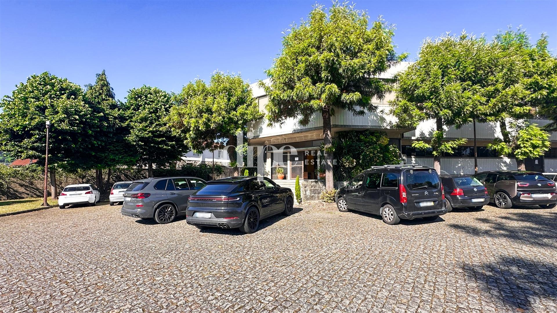 Armazém para arrendamento com 583m2