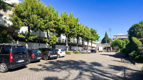 Armazém para arrendamento com 583m2