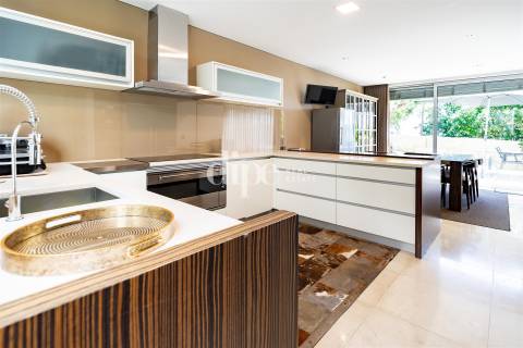 Luxuosa Moradia T3 com piscina, ginásio e jardins