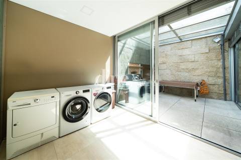 Luxuosa Moradia T3 com piscina, ginásio e jardins