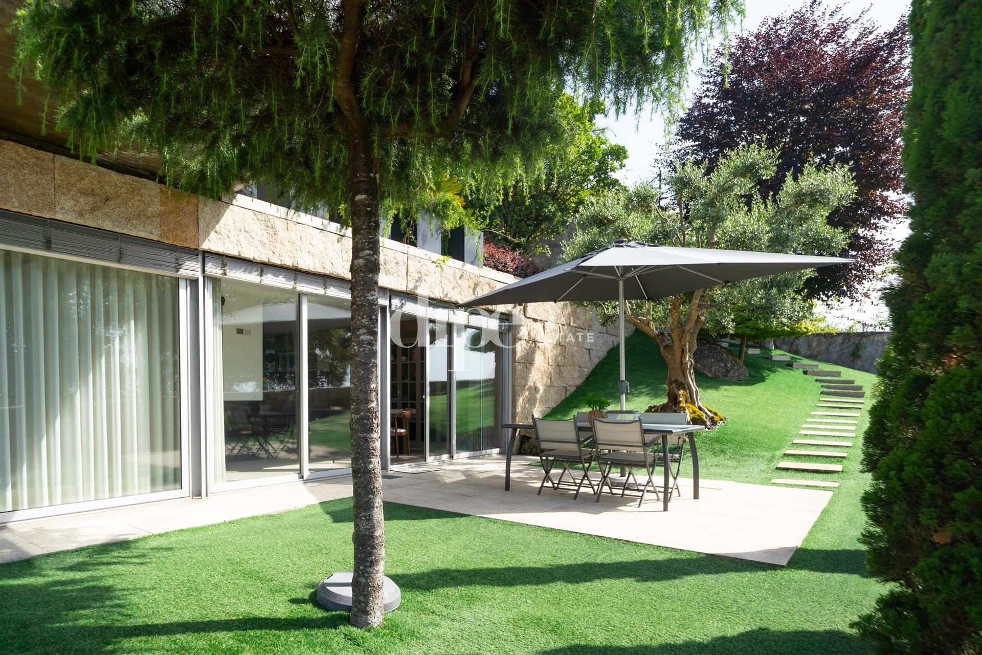 Luxuosa Moradia T3 com piscina, ginásio e jardins