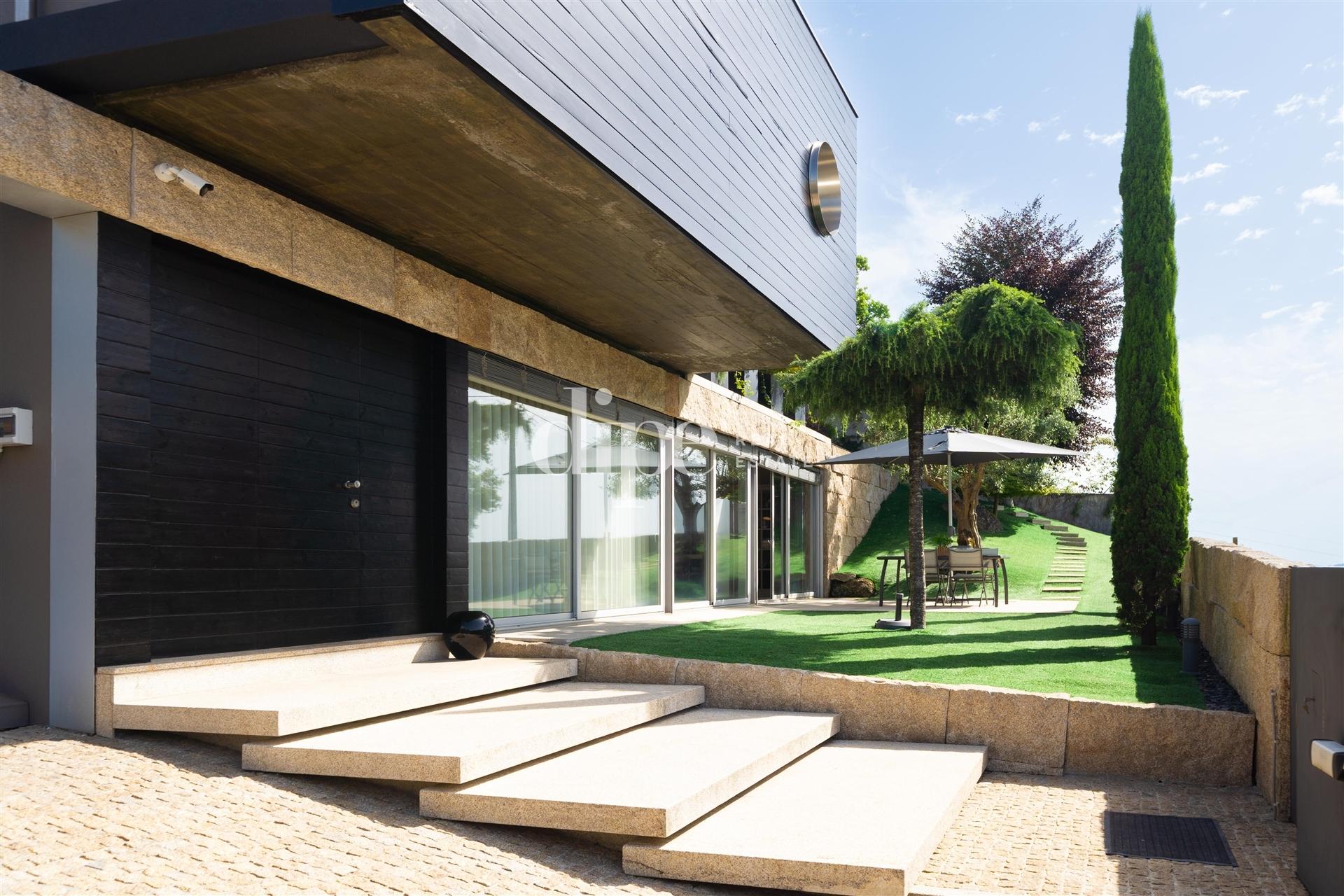 Luxuosa Moradia T3 com piscina, ginásio e jardins