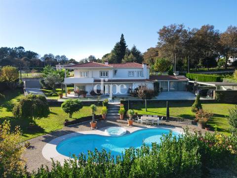 Luxuosa Moradia T3 com piscina e court de ténis