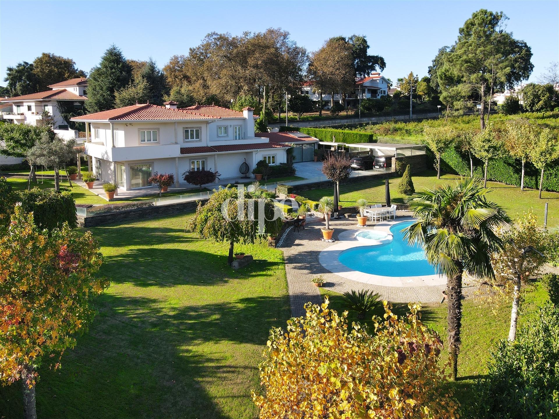 Luxuosa Moradia T3 com piscina e court de ténis