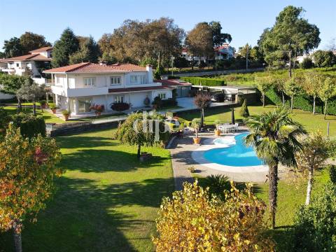 Luxuosa Moradia T3 com piscina e court de ténis