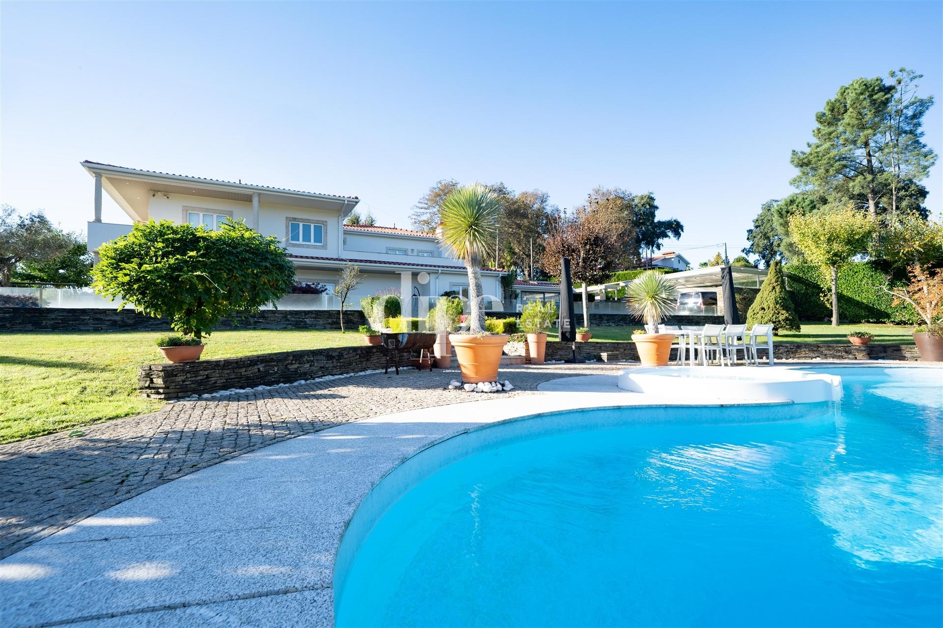 Luxuosa Moradia T3 com piscina e court de ténis