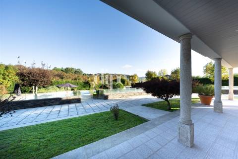 Luxuosa Moradia T3 com piscina e court de ténis