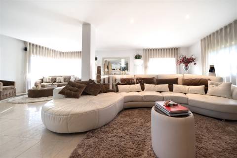 Luxuosa Moradia T3 com piscina e court de ténis