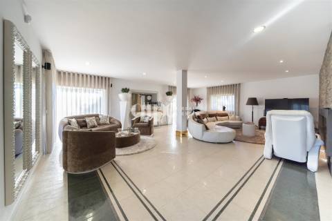 Luxuosa Moradia T3 com piscina e court de ténis