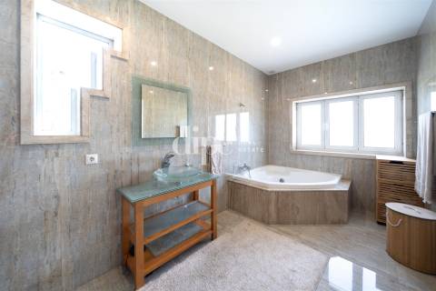Luxuosa Moradia T3 com piscina e court de ténis