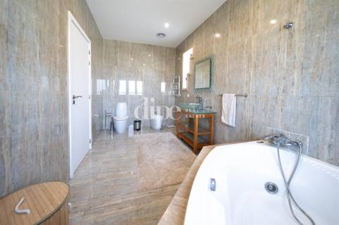 Luxuosa Moradia T3 com piscina e court de ténis