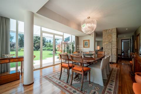 Luxuosa Propriedade T5 com piscina, lago, bosque e jardins