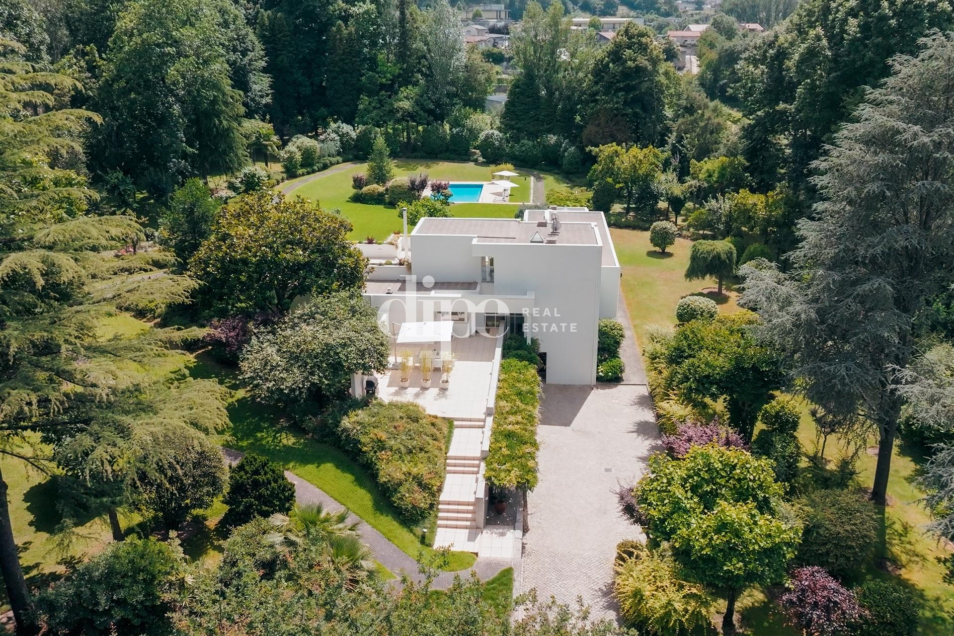 Luxuosa Propriedade T5 com piscina, lago, bosque e jardins