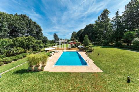 Luxuosa Propriedade T5 com piscina, lago, bosque e jardins