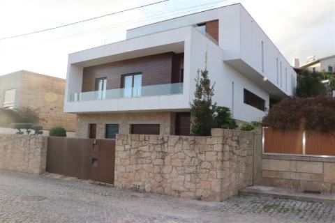 Moradia Isolada T3+2 Venda em Lordelo,Guimarães