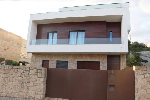 Moradia Isolada T3+2 Venda em Lordelo,Guimarães