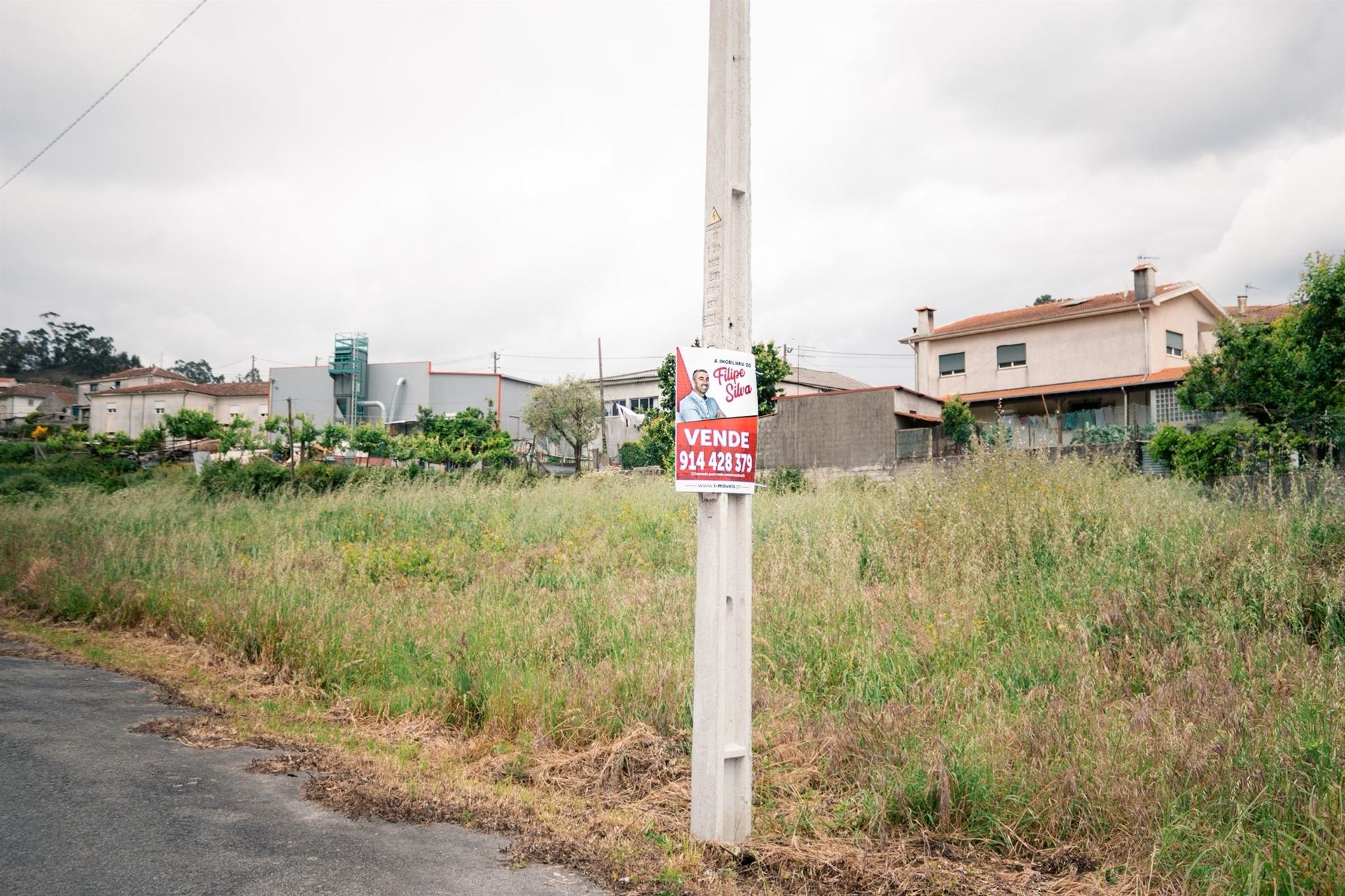 Lote de Terreno  Venda em Lustosa e Barrosas (Santo Estêvão),Lousada