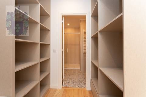 Apartamento T3 - Espaçoso e Luminoso no Chiado - Praça Luís de Camões  Chave na mão