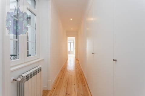 Apartamento T3 - Espaçoso e Luminoso no Chiado - Praça Luís de Camões  Chave na mão