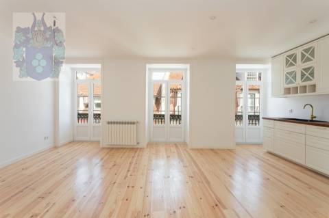 Apartamento T3 - Espaçoso e Luminoso no Chiado - Praça Luís de Camões  Chave na mão