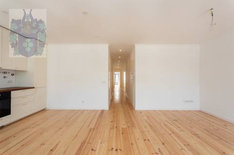 Apartamento T3 - Espaçoso e Luminoso no Chiado - Praça Luís de Camões  Chave na mão