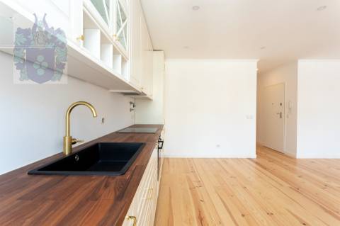 Apartamento T3 - Espaçoso e Luminoso no Chiado - Praça Luís de Camões  Chave na mão