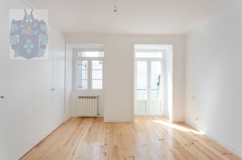 Apartamento T3 - Espaçoso e Luminoso no Chiado - Praça Luís de Camões  Chave na mão