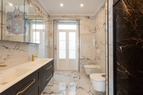 Apartamento T3 - Espaçoso e Luminoso no Chiado - Praça Luís de Camões  Chave na mão