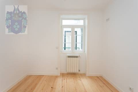 Apartamento T3 - Espaçoso e Luminoso no Chiado - Praça Luís de Camões  Chave na mão