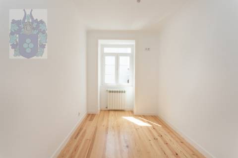 Apartamento T3 - Espaçoso e Luminoso no Chiado - Praça Luís de Camões  Chave na mão