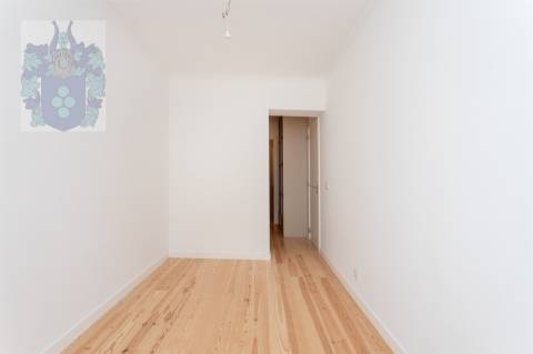 Apartamento T3 - Espaçoso e Luminoso no Chiado - Praça Luís de Camões  Chave na mão