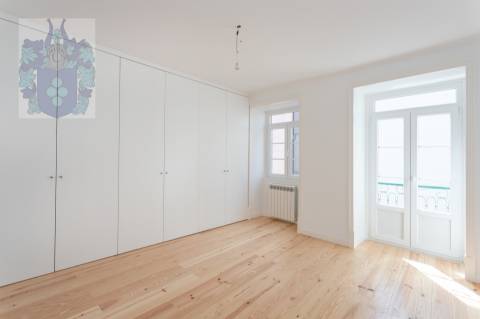 Apartamento T3 - Espaçoso e Luminoso no Chiado - Praça Luís de Camões  Chave na mão