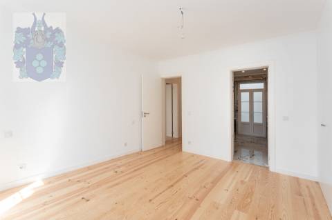 Apartamento T3 - Espaçoso e Luminoso no Chiado - Praça Luís de Camões  Chave na mão