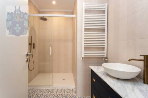 Apartamento T3 - Espaçoso e Luminoso no Chiado - Praça Luís de Camões  Chave na mão