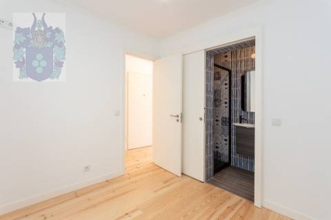 Apartamento T3 - Espaçoso e Luminoso no Chiado - Praça Luís de Camões  Chave na mão