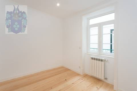 Apartamento T3 - Espaçoso e Luminoso no Chiado - Praça Luís de Camões  Chave na mão