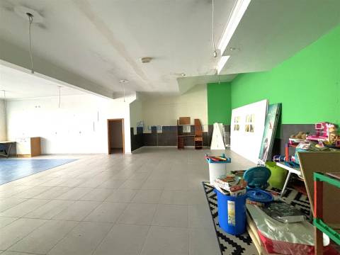 Loja  Venda em Mina de Água,Amadora