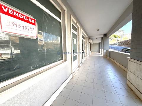 Loja  Venda em Mina de Água,Amadora