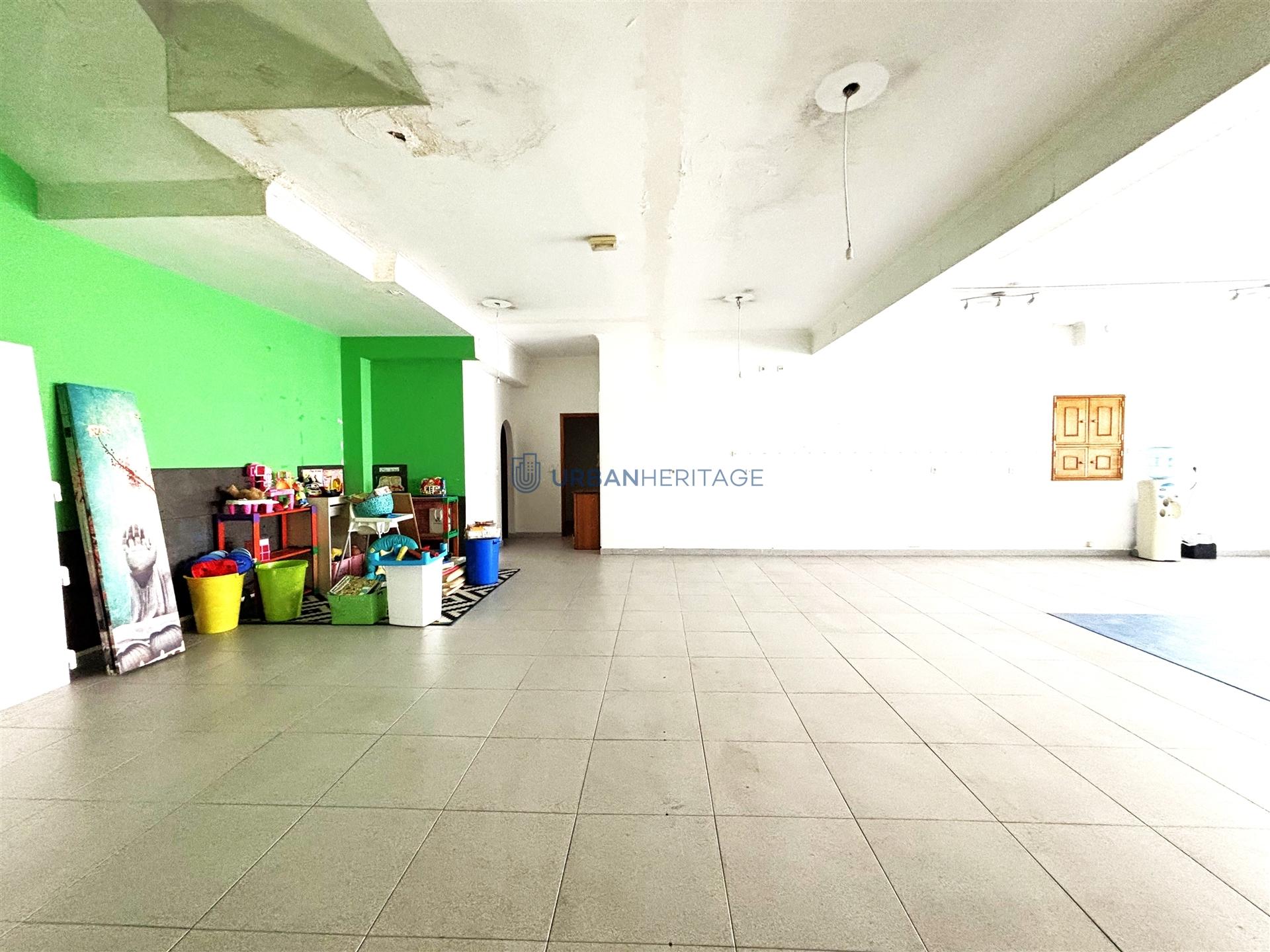 Loja  Arrendamento em Mina de Água,Amadora