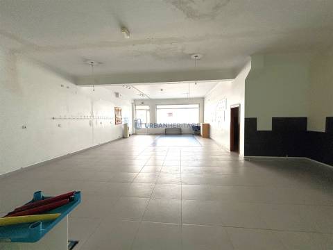 Loja  Arrendamento em Mina de Água,Amadora